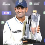 dhoni_with_trophy_20090420